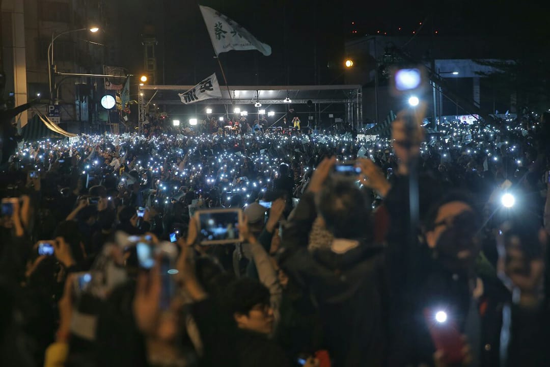 2016年1月16日,台北,民进党支持者参与蔡英文公布当选后集会。摄:张国耀/端传媒