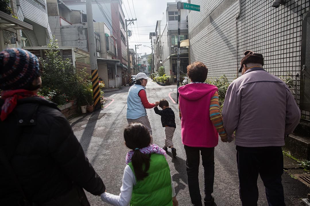 投票后,谢素嬉又返家帶上孙子前往投票站,让孙子了解投票过程。摄:Billy H.C. Kwok/端传媒