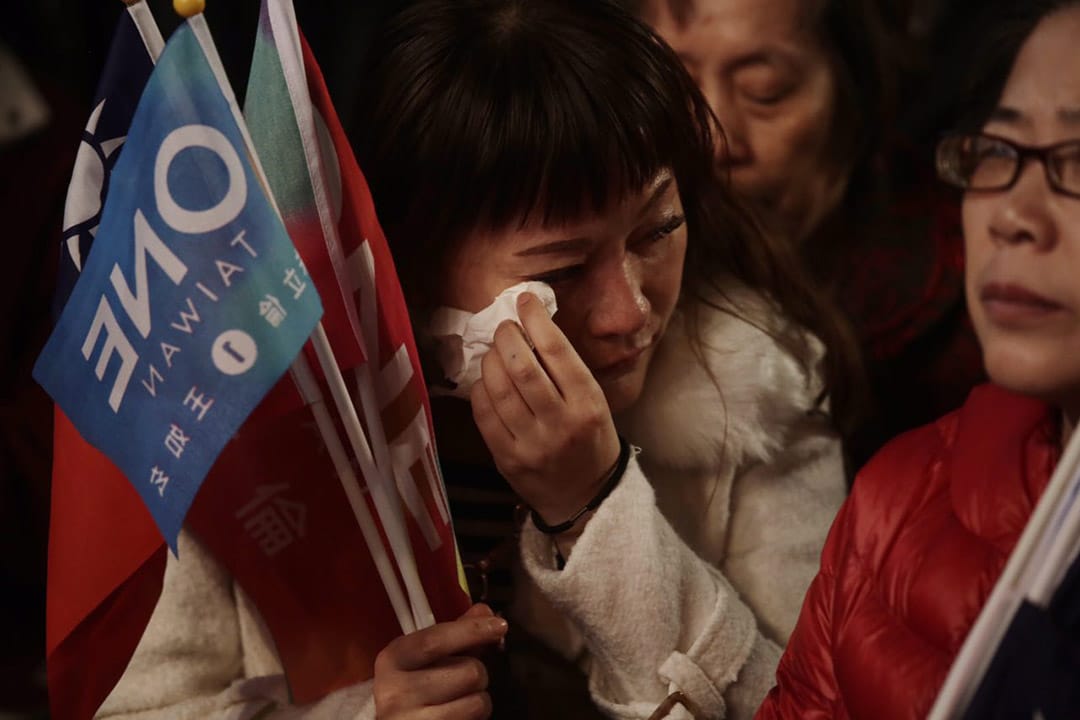 2016年1月16日,台北,国民党支持者得悉朱立伦落选后不禁泪。摄:Anthony Kwan/端传媒