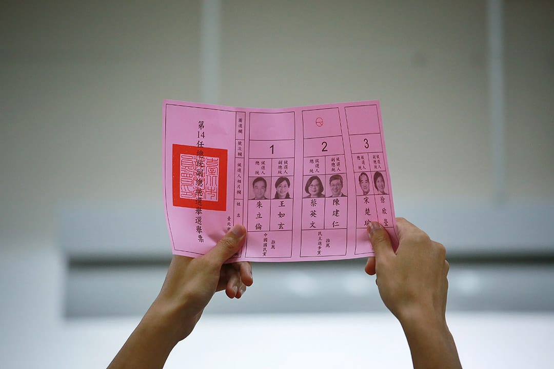 2016年1月16日,台北,台北忠孝国小票站在选举结束后进行店票。摄:Billy H.C. Kwok/端传媒