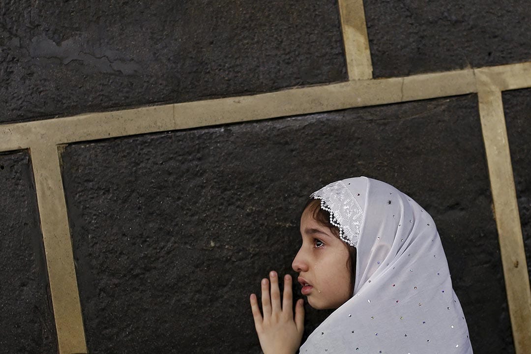 一位穆斯林女孩在宰牲节的一天，在大清真寺内朝圣。摄 : Ahmad Masood/REUTERS