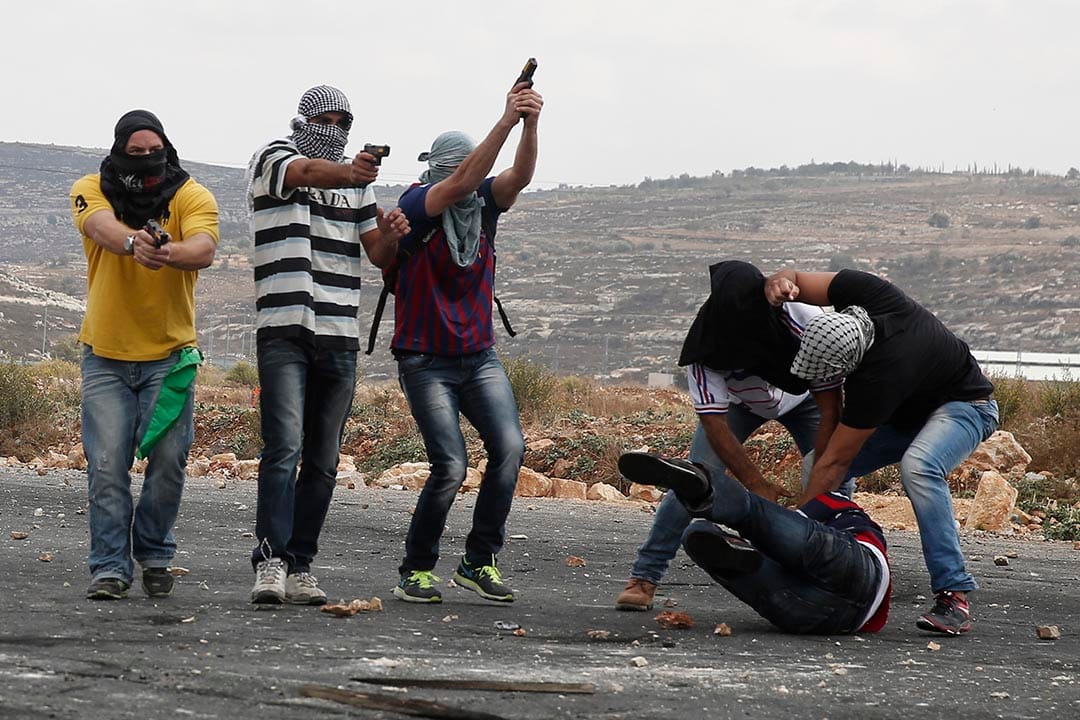 2015年10月7日 約旦河西岸，以色列保安部隊成員扣留一名向他們投擲石塊的巴勒斯坦示威者。 攝：Abbas Momani/ AFP