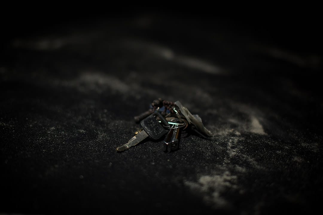 於臺南市永康區維冠金龍大樓倒塌事故現場，被搜救隊找獲的一串扭曲鑰匙，找獲時間為2月14日早上10時40分。攝：Billy H.C. Kwok/端傳媒