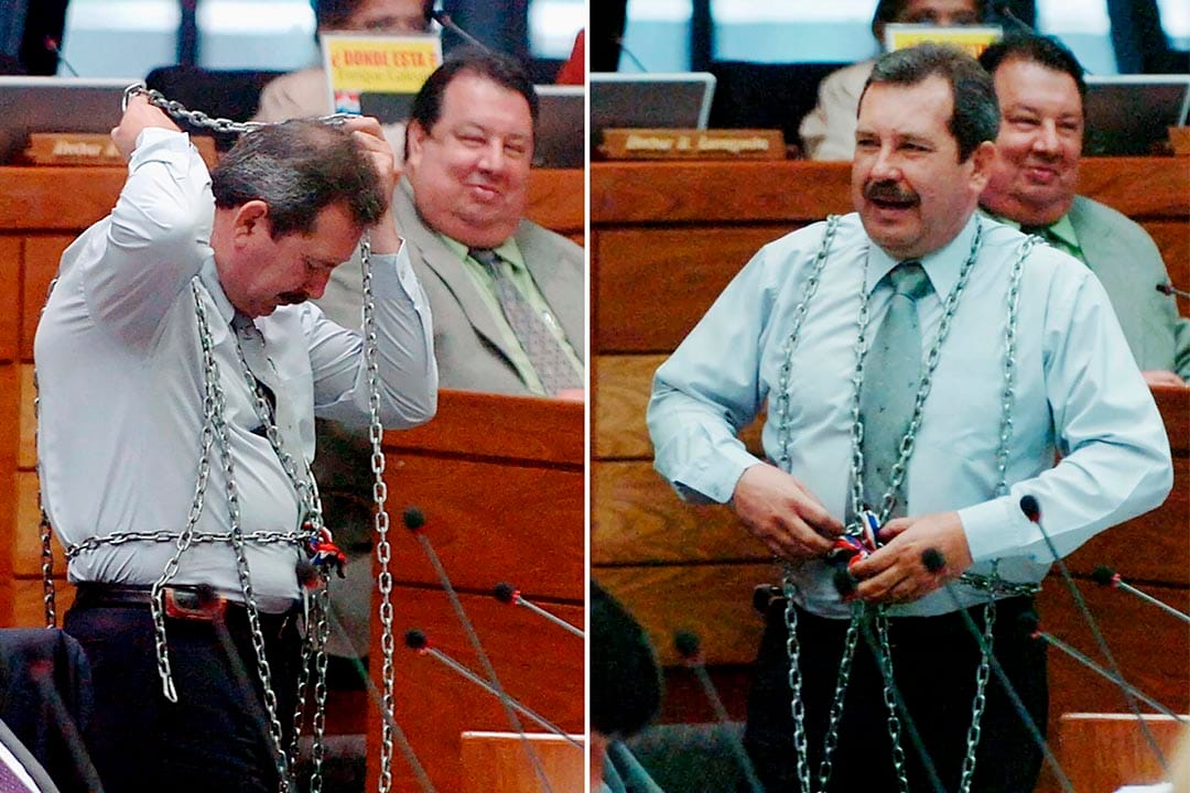 巴拉圭國會議員 Gustavo Musi 用鐵鏈將自己鎖在議席。攝:Ruben Alonzo/REUTERS