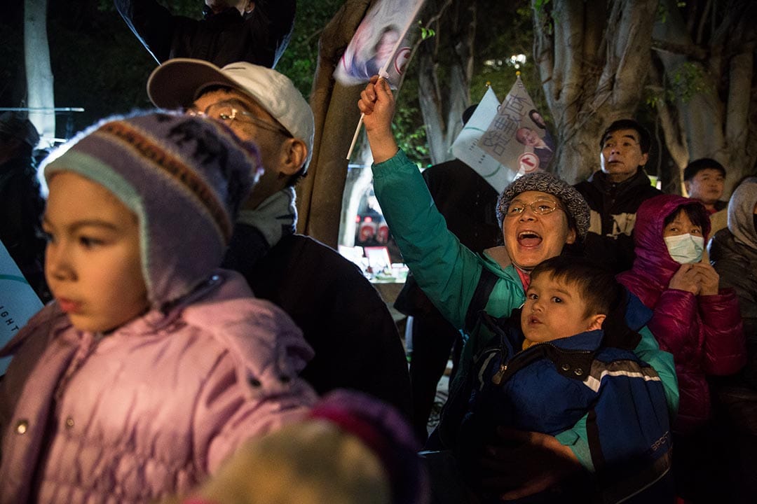 1月14号谢素嬉带着两个孙子出席蔡英文在新竹的造势晚会,大声呼喊口号。摄:Billy H.C. Kwok/端传媒
