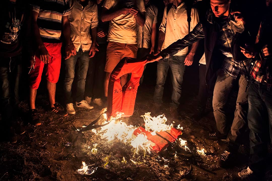 剛抵埗的敘利亞人焚燒救生衣取暖。他們在島上較偏遠的地方登岸,因此除了取暖外,亦希望以火光吸引海岸防衛隊的注意。Alessandro Penso攝:Alessandro Penso/MSF