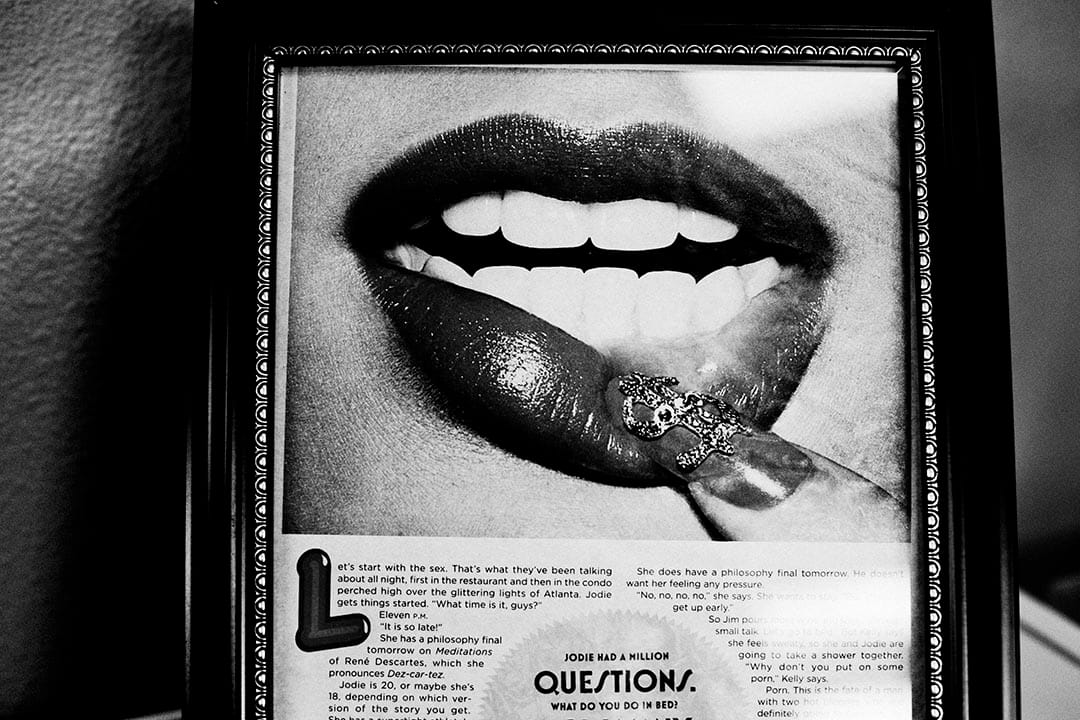 在“包养”约会网页公司入口的地方,镜框里是关于20岁的Jodie和她58岁的SugarDaddy的故事。