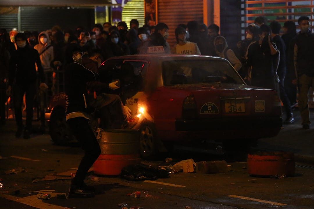  2016年2月9日清晨约七时，示威者在旺角街道多处地方焚烧杂物，有停泊在路边的士被破坏。摄：卢翊铭/端传媒