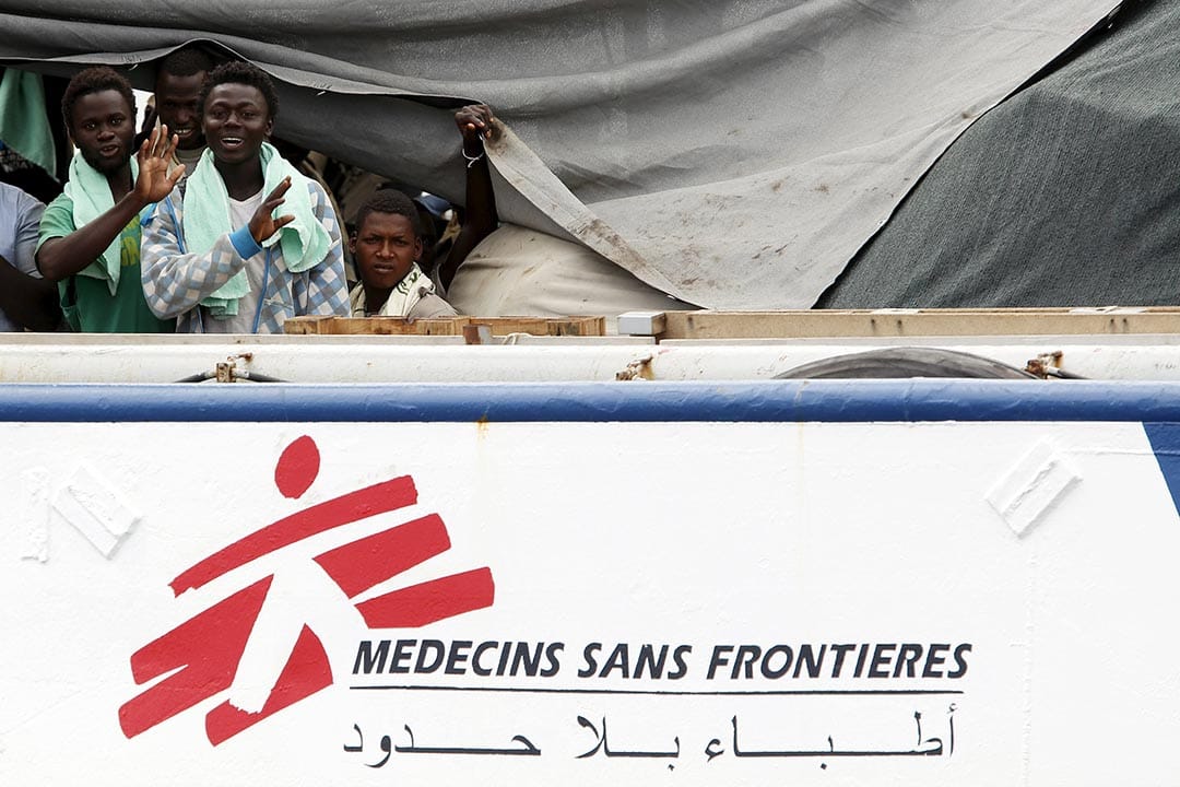 2015年8月25日,意大利西西里島,約320名難民獲無國界醫生的救援船拯救,正待上岸。攝:Antonio Parrinello/Reuters