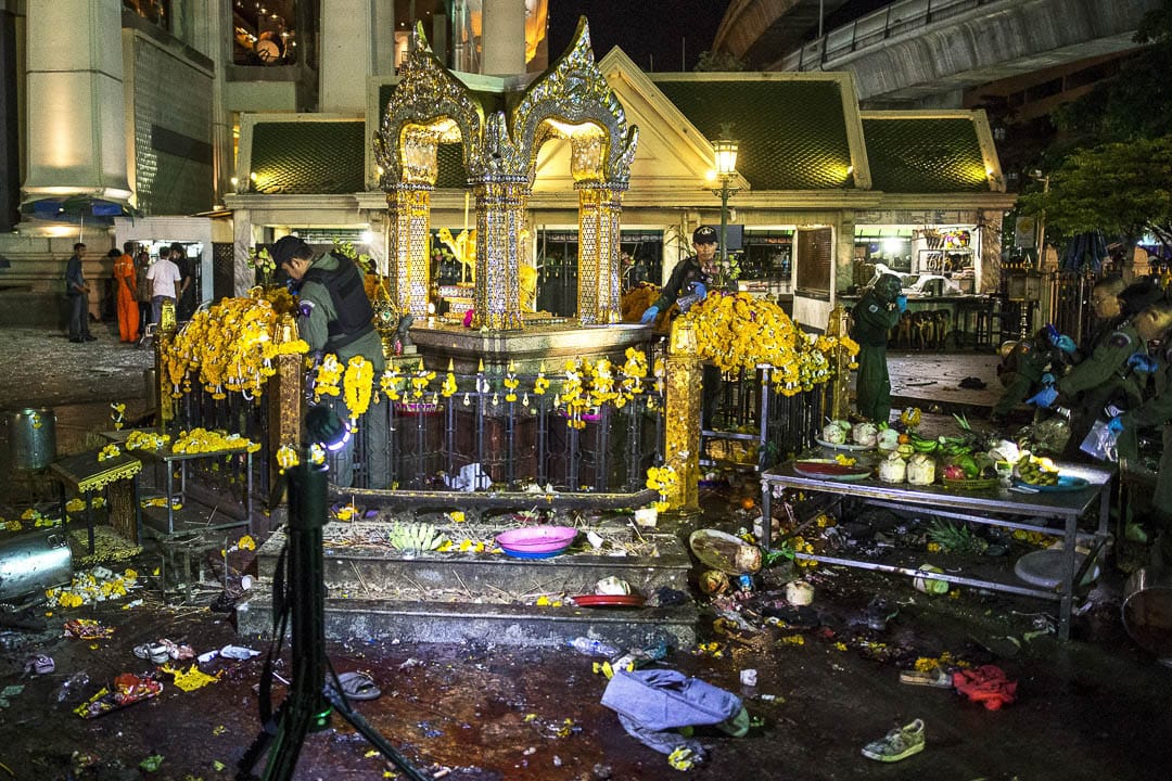 專家趕抵發生爆炸的四面佛寺協助調查。攝：Kerek Wongsa/Reuters