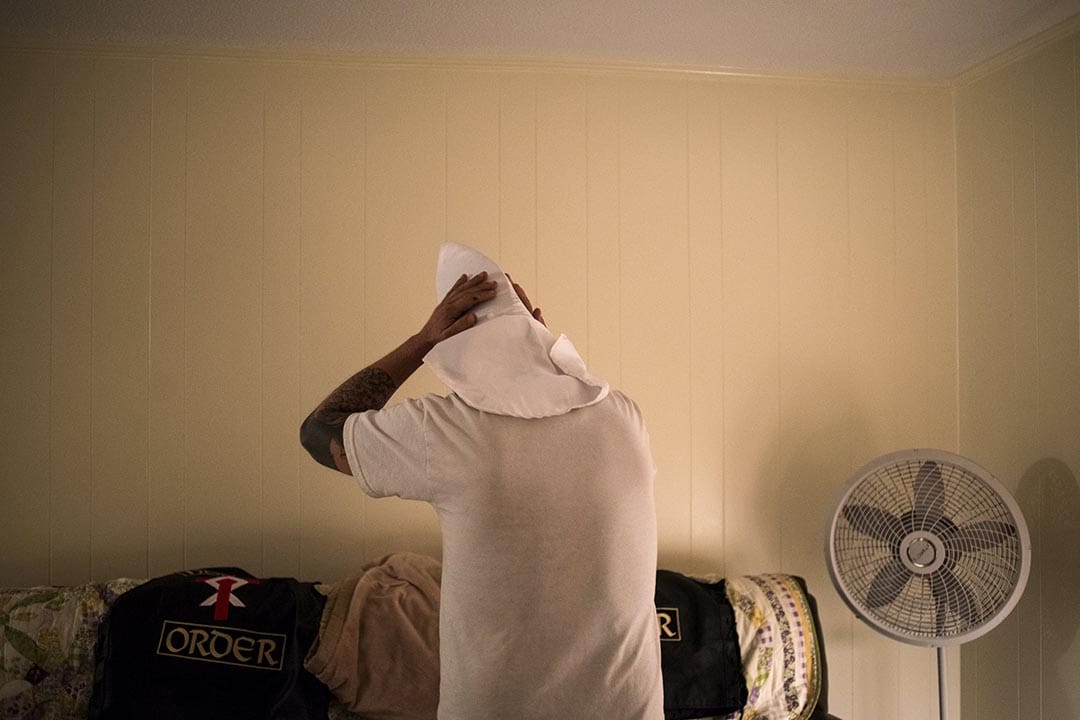 親三K黨組織 Nordic Order Knights 成員戴上尖頭罩準備點燃十字架儀式。攝：JOHNNY MILANO/Reuters