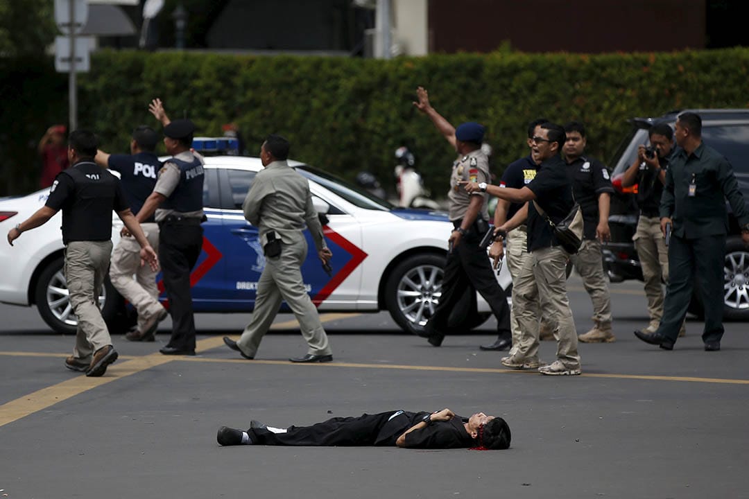 一名傷者倒臥地上。攝：Darren Whiteside/REUTERS