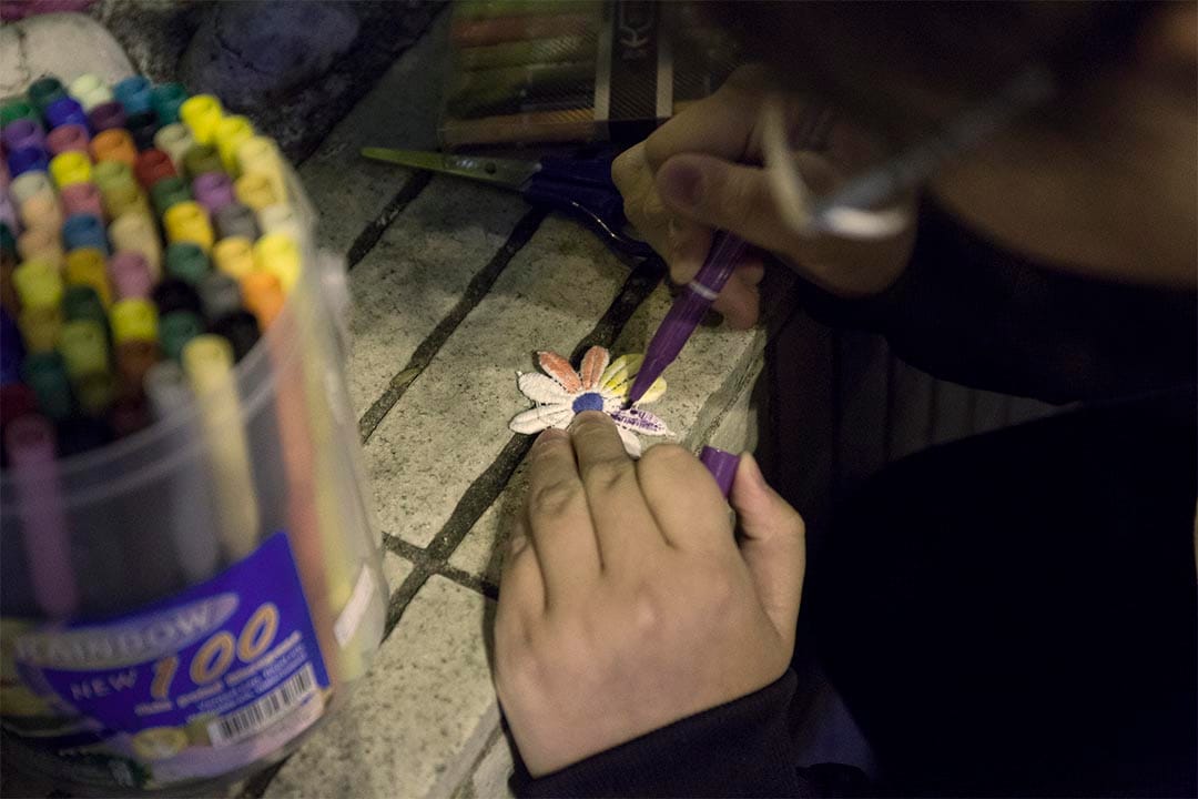 為小白花塗上顏色,喻意為他人加添色彩。攝:陳國誠/端傳媒