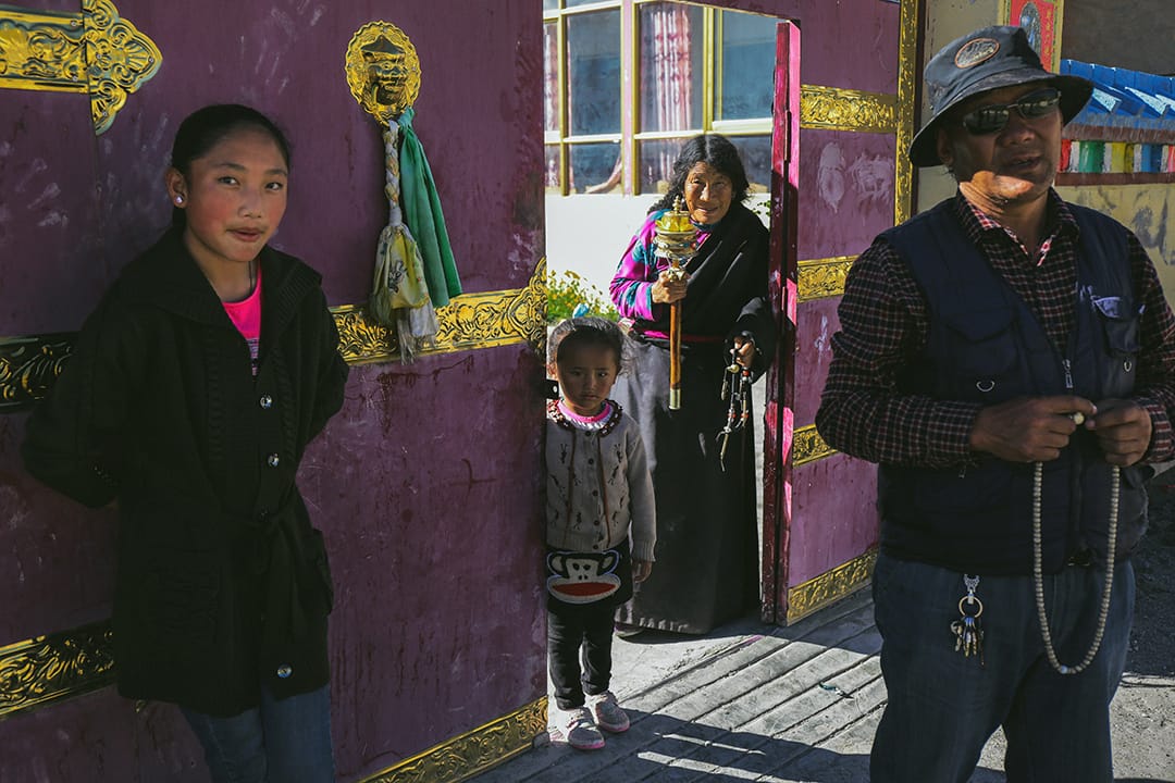 结古镇一個移民村內的村民。攝 : 王嘉豪/端傳媒