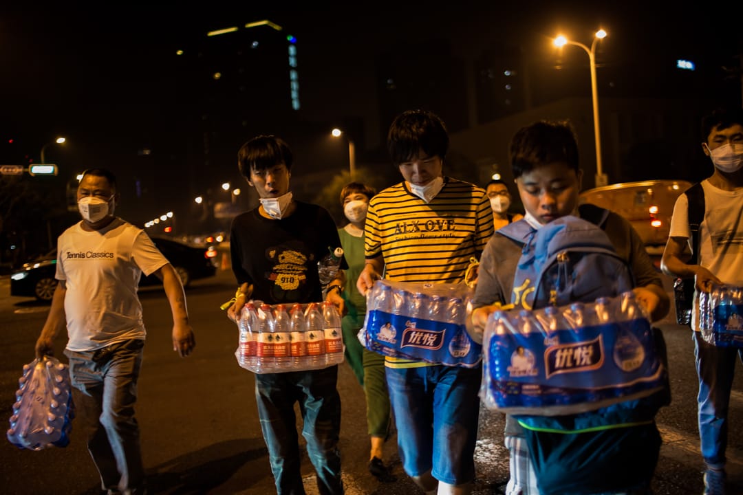 爆炸現場附近的居民擔心食水受污染，搶購瓶裝水。