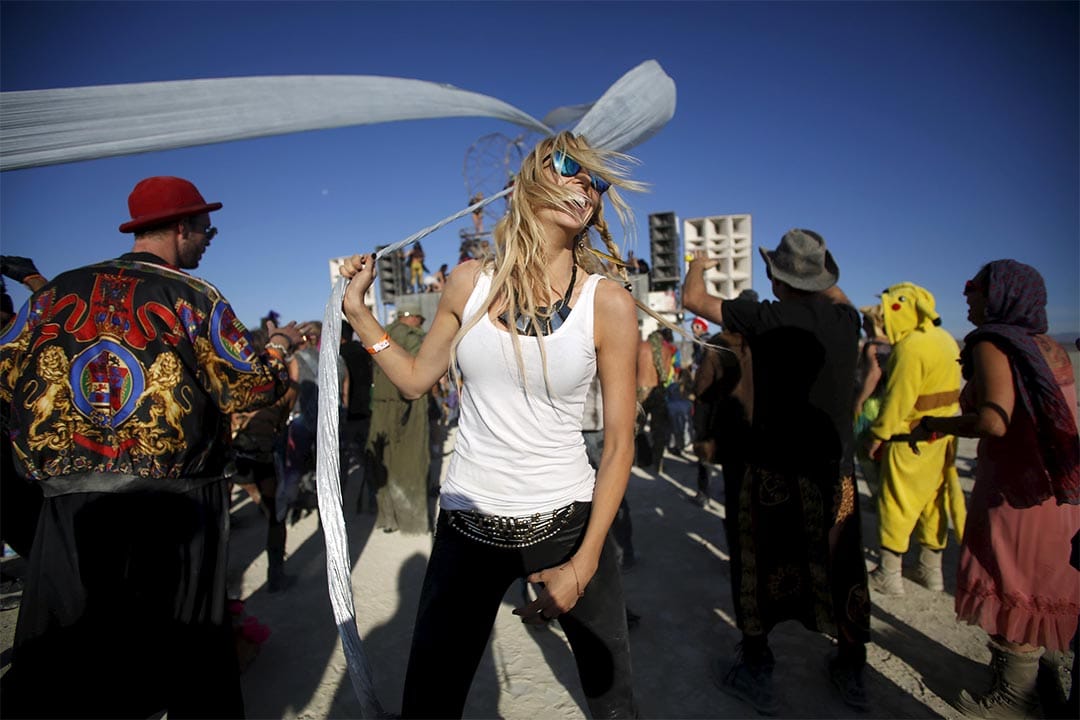 Burning Man（火人祭）参加者在日光中起舞。摄：Jim Urquhart/Reuters