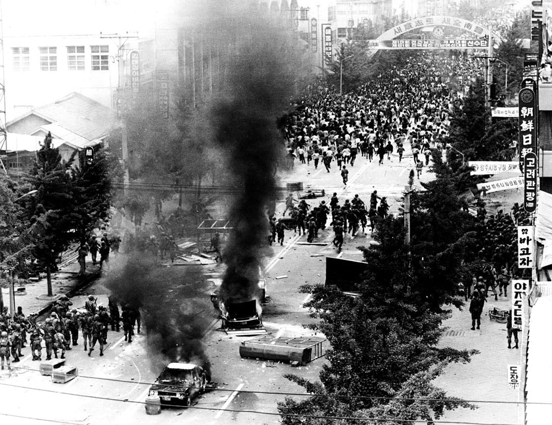 韩国，戒严军一展开镇压，光州市民即掉头逃跑。