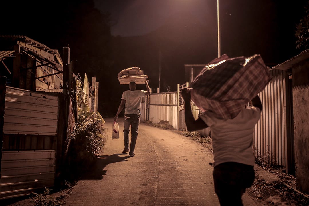 2014年，一位難民在晚上搬離家中，那天他接獲一個第三國家接收的消息。攝: Billy H.C. Kwok/ 端傳媒